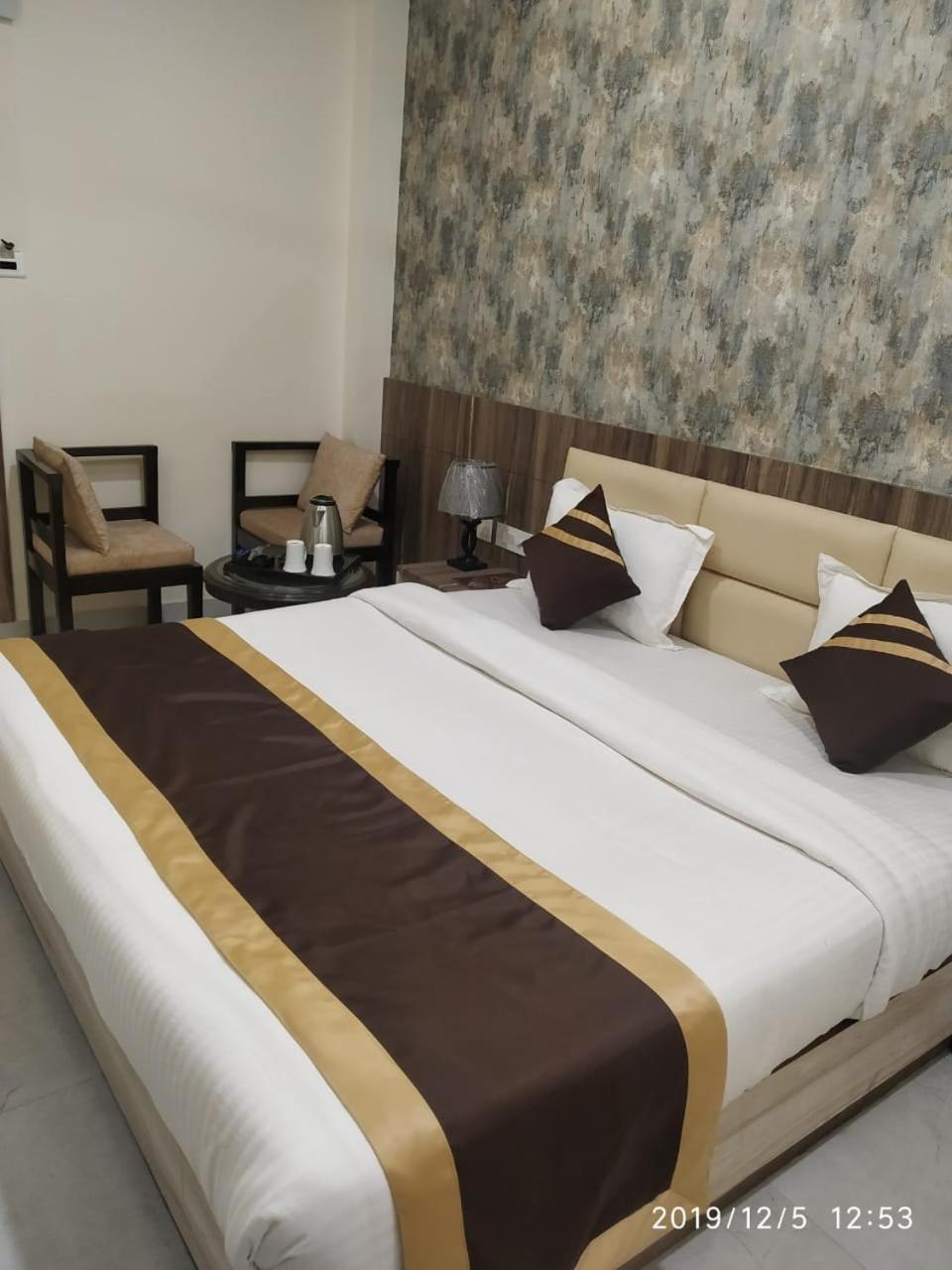 Shri Sai Hotel Āzamgarh Eksteriør bilde