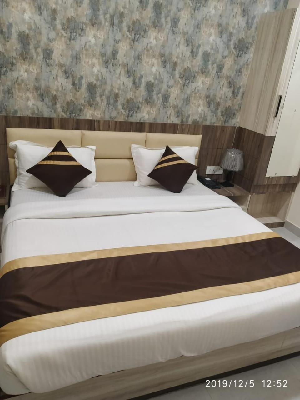 Shri Sai Hotel Āzamgarh Eksteriør bilde